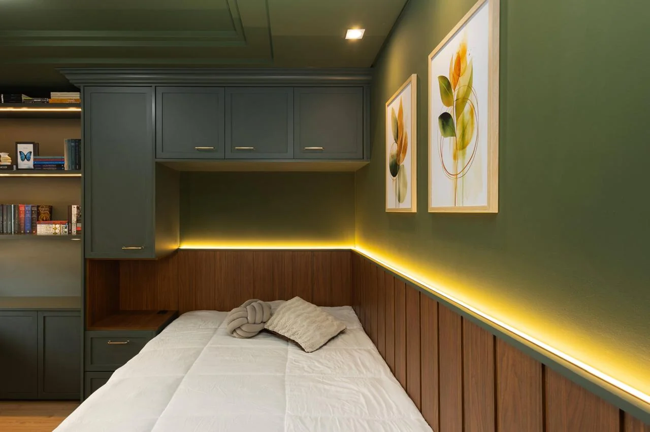 Quarto planejado com cabeceira em madeira nobre e iluminação LED integrada