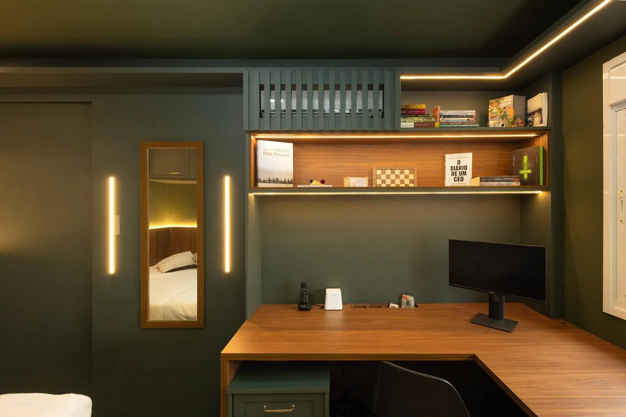 Home office integrado ao quarto com marcenaria sob medida
